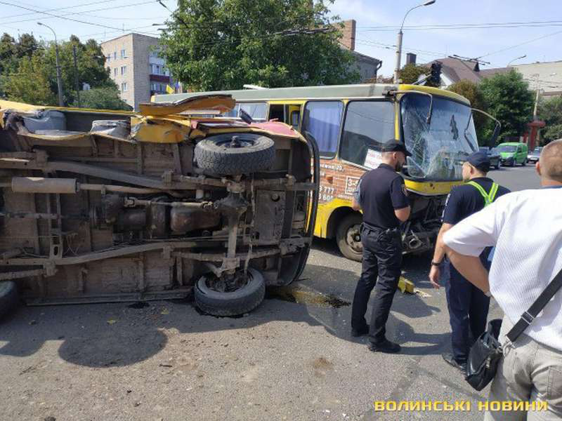 П'ятеро постраждалих: подробиці аварії за участю маршрутки в Луцьку