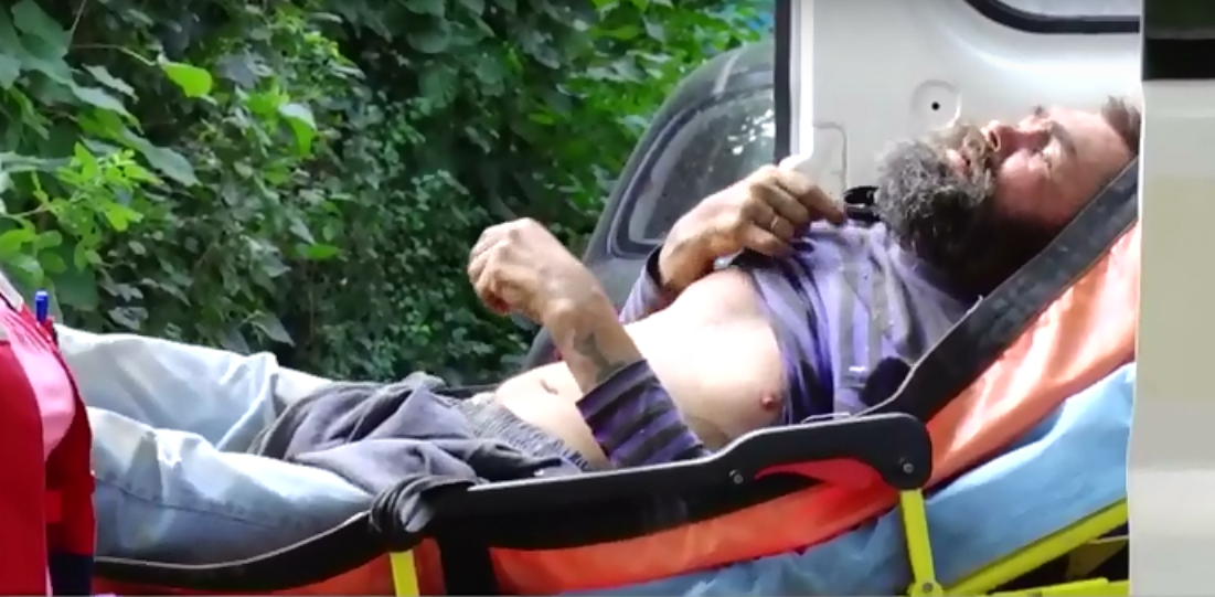 Ніхто не допоміг: у Луцьку хворий безхатько пролежав на вулиці п'ять днів (відео)