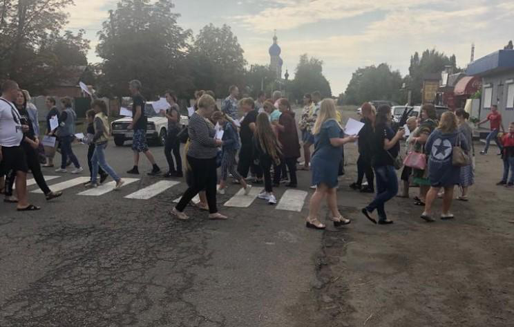 На Харківщині вчителі перекрили дорогу  – протестували проти закриття двох шкіл  (фото)