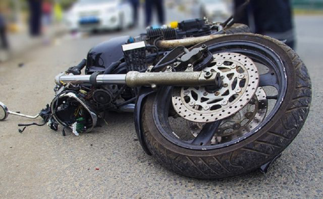 На Волині п’яний мотоцикліст не зміг обігнати легковик і врізався в нього