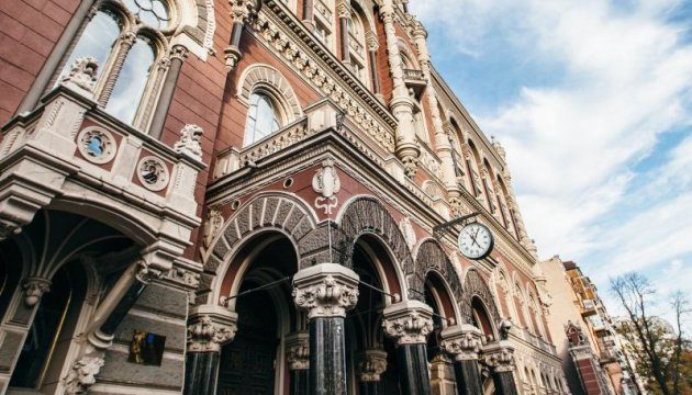 В Україні банкам дозволили обслуговувати людей із закордонними паспортами