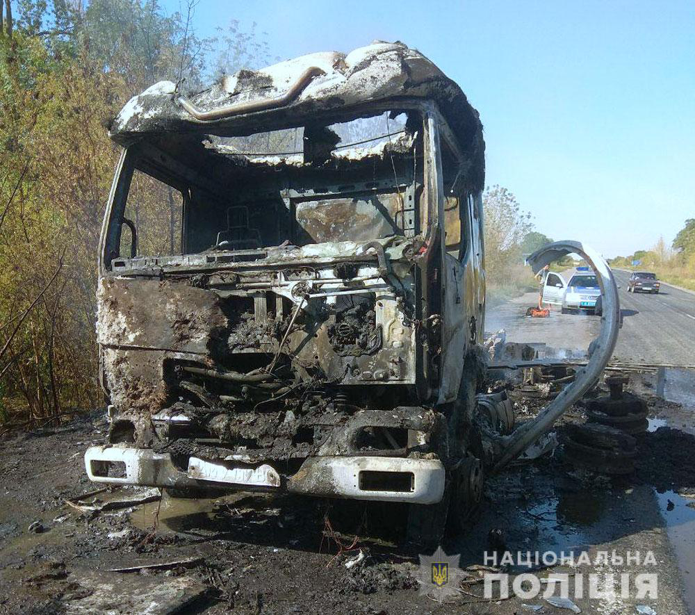 На Полтавщині загорілася вантажівка, якою кермував 19-річний волинянин (фото)