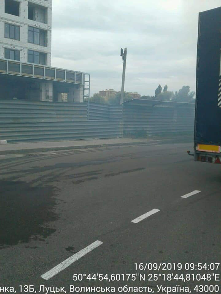 Підпалили накладні: біля «Нової лінії» в Луцьку гасили пожежу (фото)