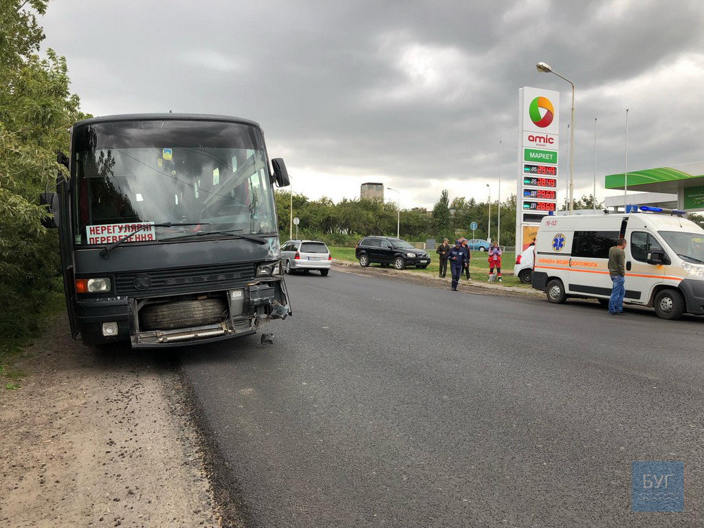 Аварія в Нововолинську:  легковик не пропустив автобус (фото)