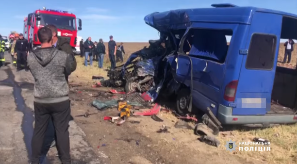 На Одещині маршрутка зіткнулася з вантажівкою: 9 загиблих (відео)