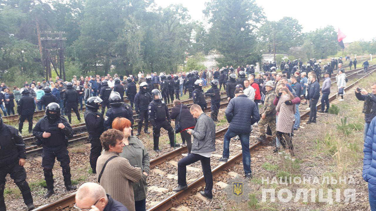 Блокада російського вугілля на Львівщині: 28 затриманих та 8 травмованих поліцейських (фото)