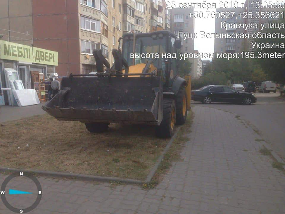 У Луцьку оштрафували водія трактора, припаркованого на траві (фото)