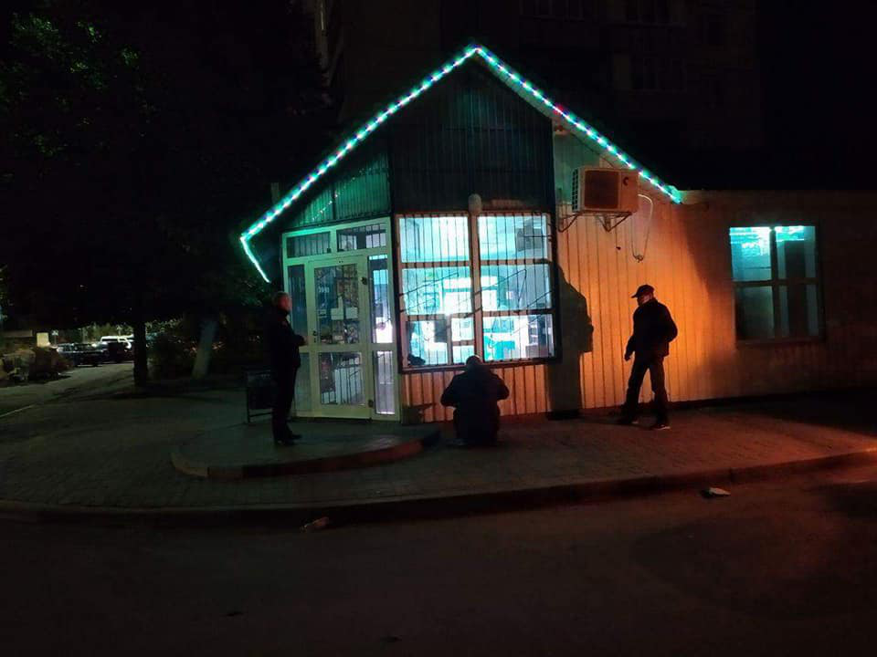 Вночі у Луцьку торгували алкоголем: продавець заплатить штраф (фото)