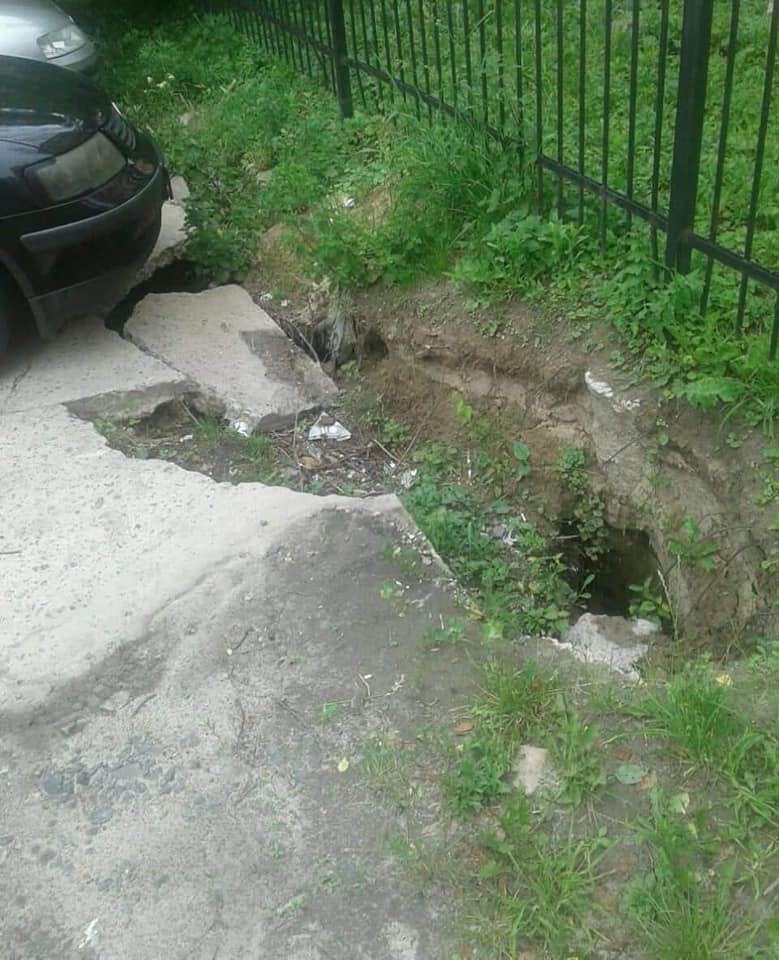 У Луцьку біля житлових будинків утворилося провалля (фото)