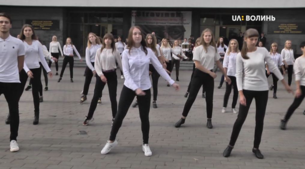 «Вчителько моя»: у центрі Луцька педагоги влаштували танці (відео)