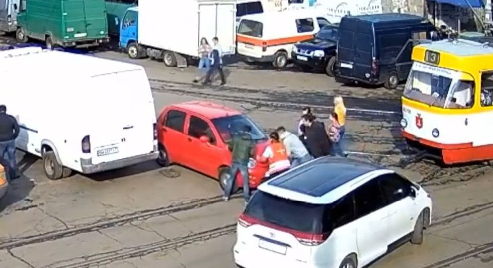 В Одесі водійка припаркувалася на трамвайних коліях: автівку перетягували 7 разів (відео)