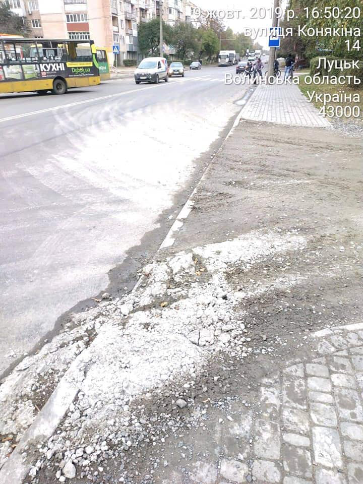 Луцькі муніципали змусили будівельників поприбирати бруд з дороги (фото)