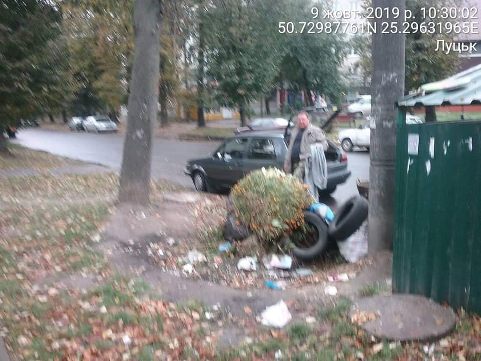 У Луцьку чоловіка покарали за сміття, яке той підкидав під контейнери (фото)