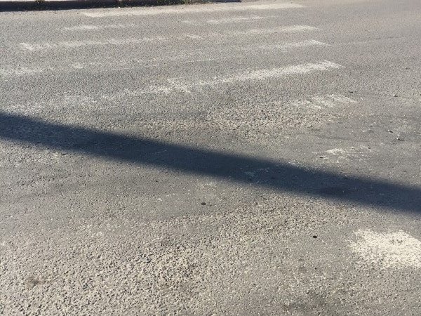 На Ковельській у Луцьку просять домалювати стерті переходи (фото)
