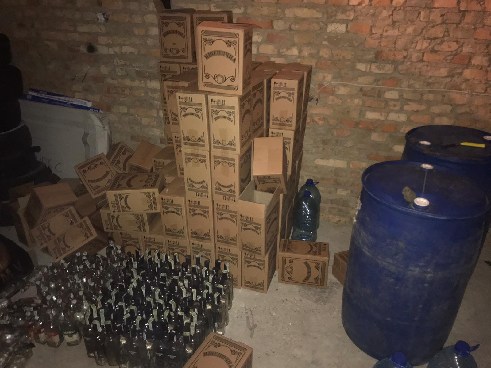 370 літрів горілки та коньяку: у гаражному кооперативі в Луцьку знайшли  фальсифікат (фото)