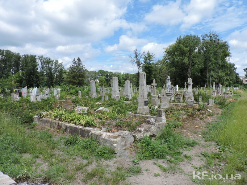 У Ковелі з кладовища покрали надгробні таблички