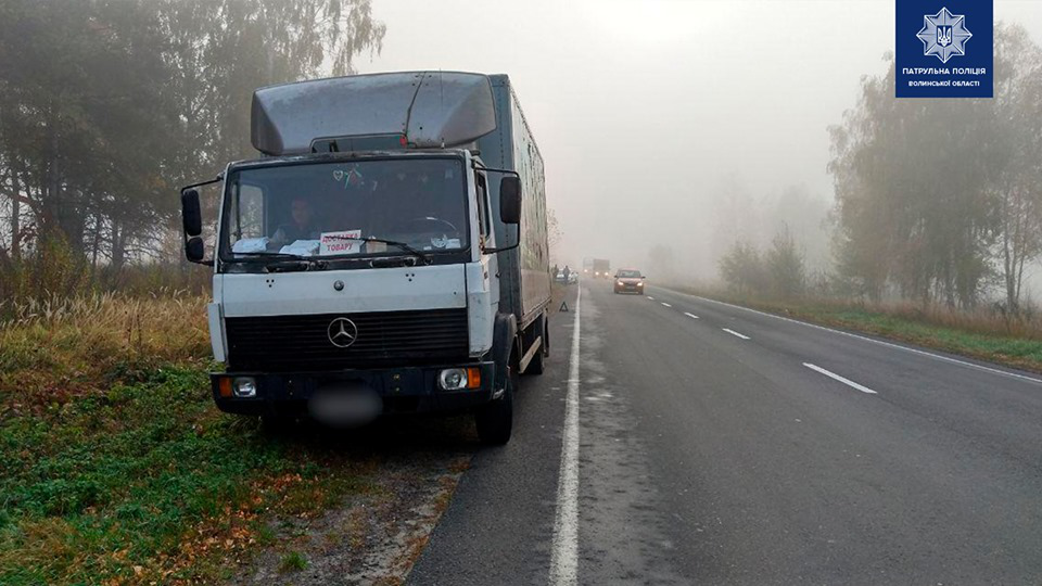 Обережно, туман: на Волині легковик «влетів» у вантажівку (фото, відео)