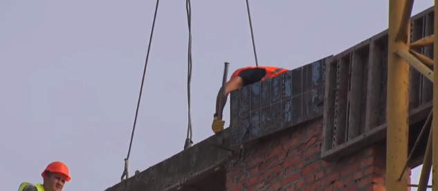 У Луцьку з висоти впав будівельник (відео)