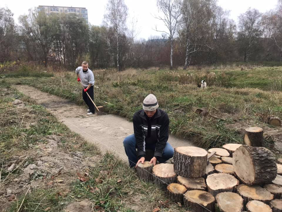 До молодіжного центру Луцька проклали стежку з дерева (фото)