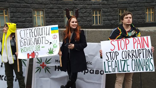 У Києві люди вийшли на акцію за легалізацію медичної марихуани (відео)