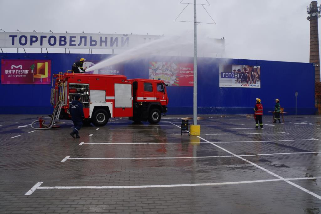 У Нововолинську «гасили» пожежу в «Епіцентрі К» (фото)