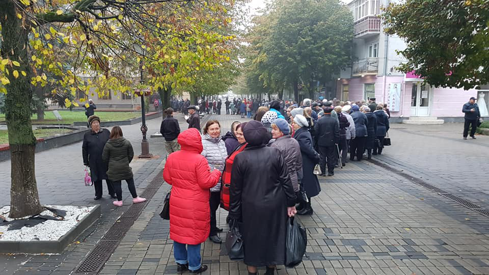 Черга за е-квитками в Луцьку розтягнулася на пів вулиці (фото)