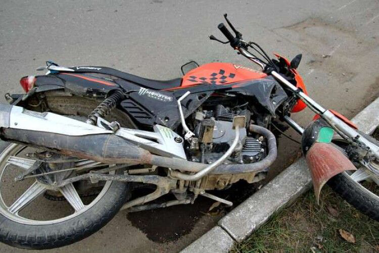 У Стобихівці мотоцикл насмерть збив 20-річну дівчину
