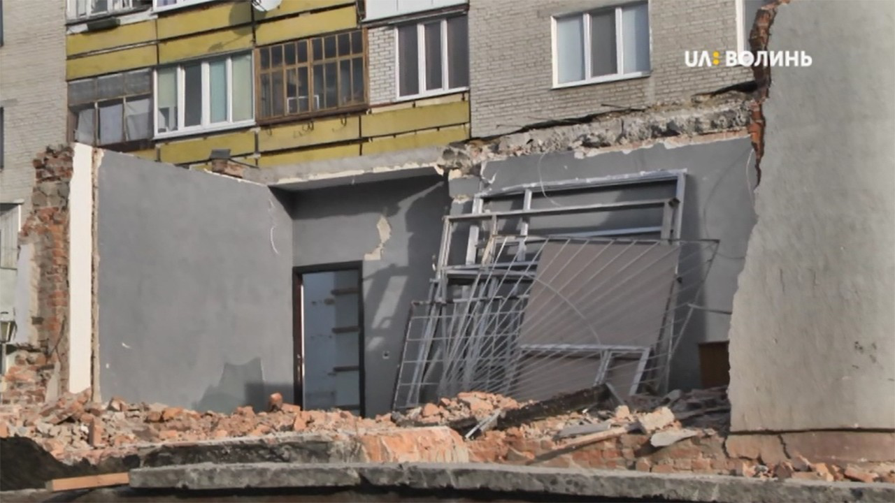 У Луцьку зносять стіни колишньої профспілкової бібліотеки (фото, відео)