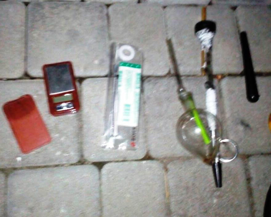 У Луцьку на території ліцею затримали чоловіка з наркотиками й пістолетом
