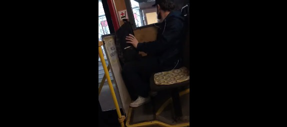У Луцьку в тролейбусі мастурбував хлопець (відео 18+)
