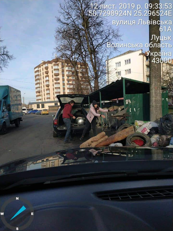 У Луцьку молодик підкидав будівельне сміття у чужі контейнери (фото)