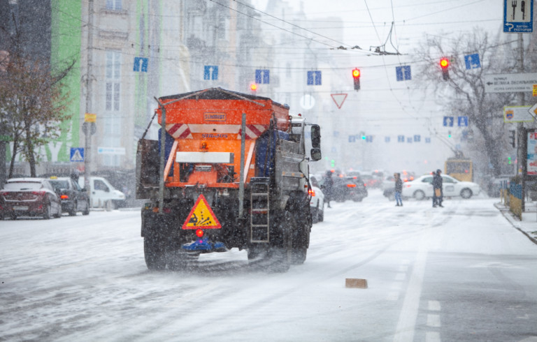 Проти слизькості і снігу: на волинських дорогах працюватиме 240 одиниць техніки