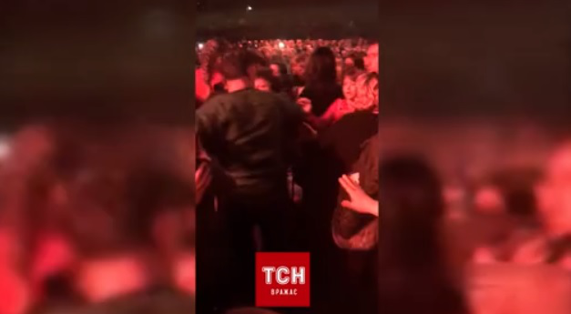 У Києві фанатки побилися за місце на концерті Олега Винника