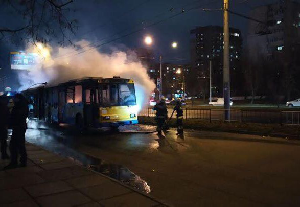 На зупинці у Львові згорів тролейбус