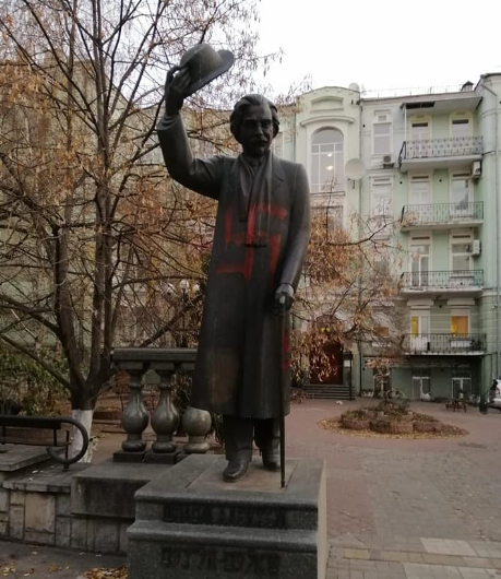 Намалювали свастику: у Києві осквернили пам'ятник єврейському письменнику (фото)