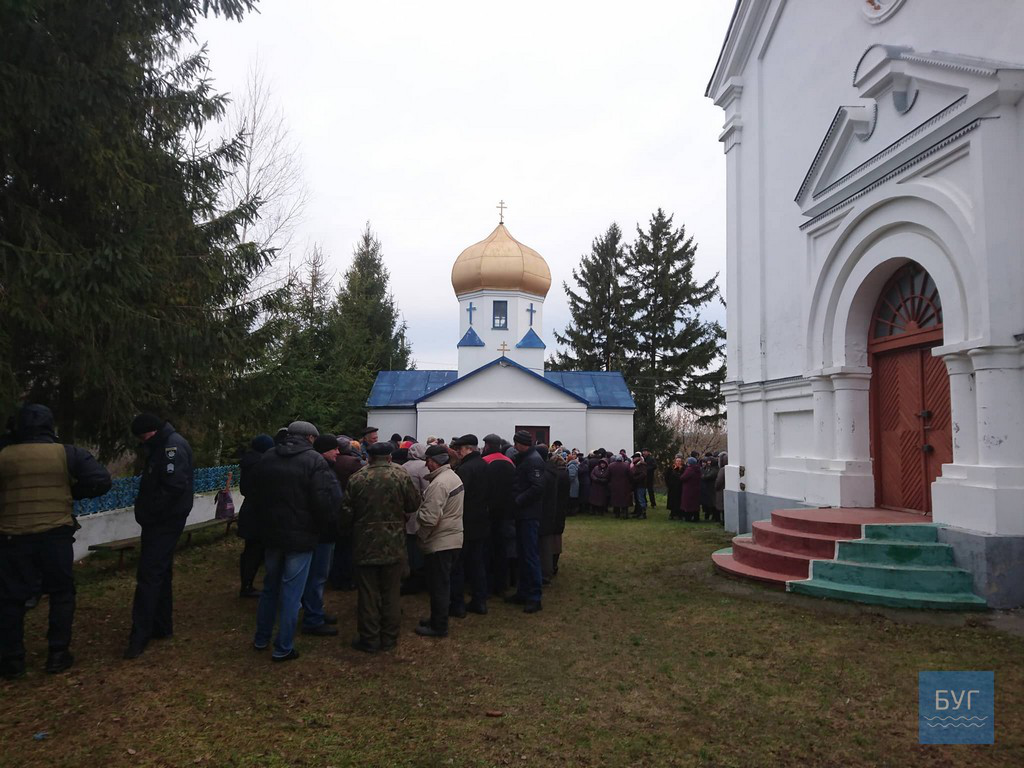 Десятки людей та близько 30 поліцейських: у селі Мишів на Волині вирішили долю храму (відео)
