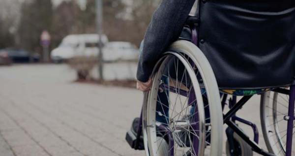 Осіб на інвалідних візках віднесли до учасників дорожнього руху