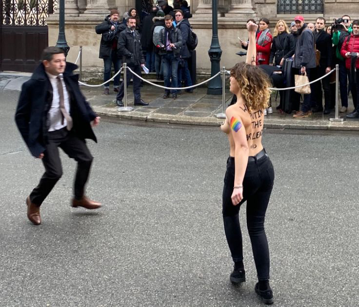 У Парижі активісти Femen намагалися прорватися на нормандську зустріч (відео)