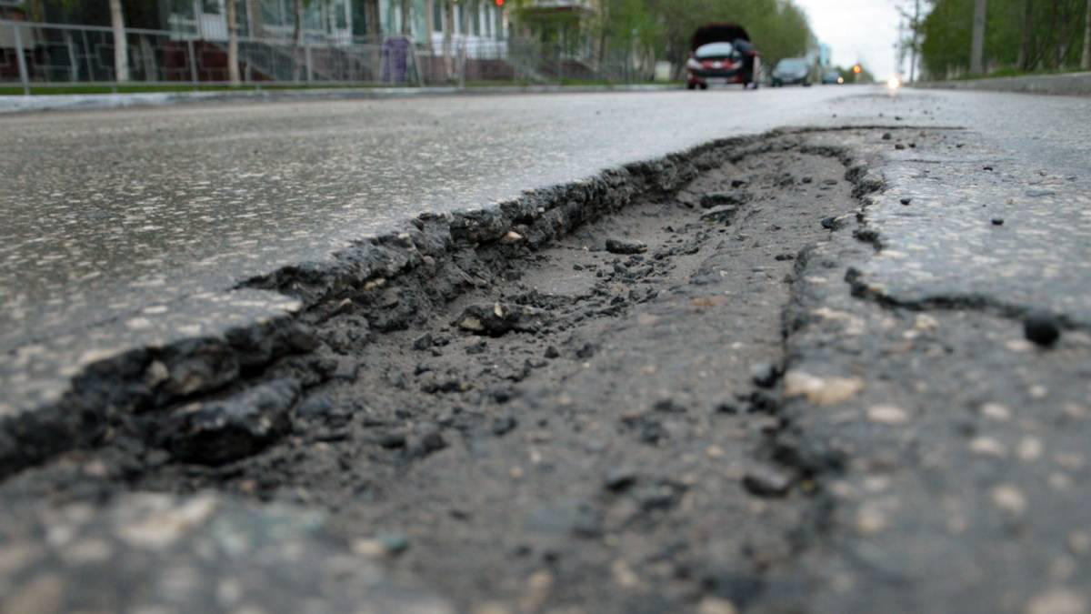 Ями та вибоїни до пів метра: дорога на Вишкові потребує ремонту