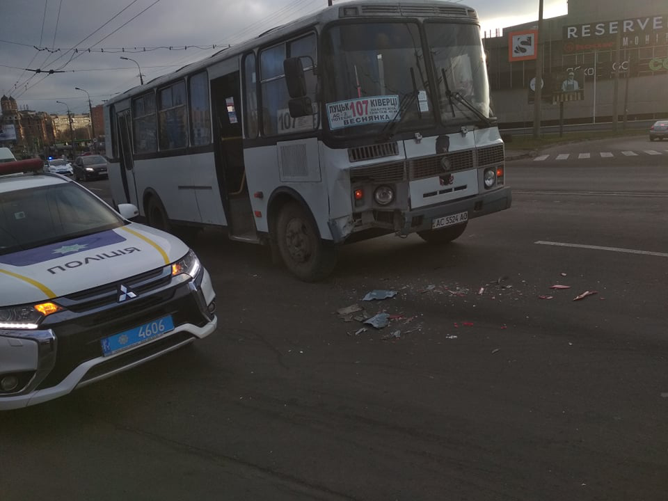 У Луцьку біля «Там Таму» зіткнулися 107-й автобус і легковик (фото)