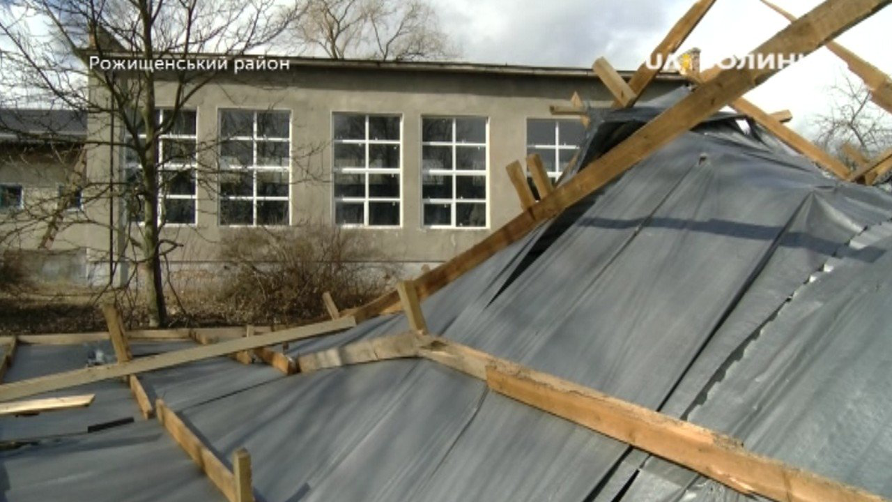 На Волині суд змусив фірму безплатно відремонтувати зірваний дах школи