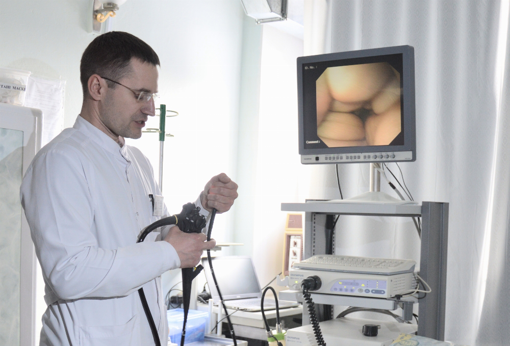 У Луцьку за 2 хвилини дістали голку із шлунку пацієнта (відео)