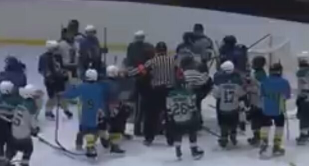В Одесі на матчі хокейних команд тренер побився з 11-річними гравцями (відео)