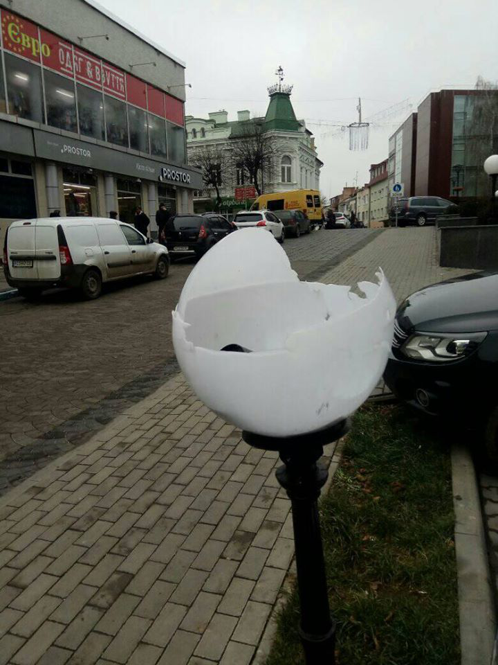 Розбиті ліхтарі: вандали знову понищили сквер у Луцьку (фото)