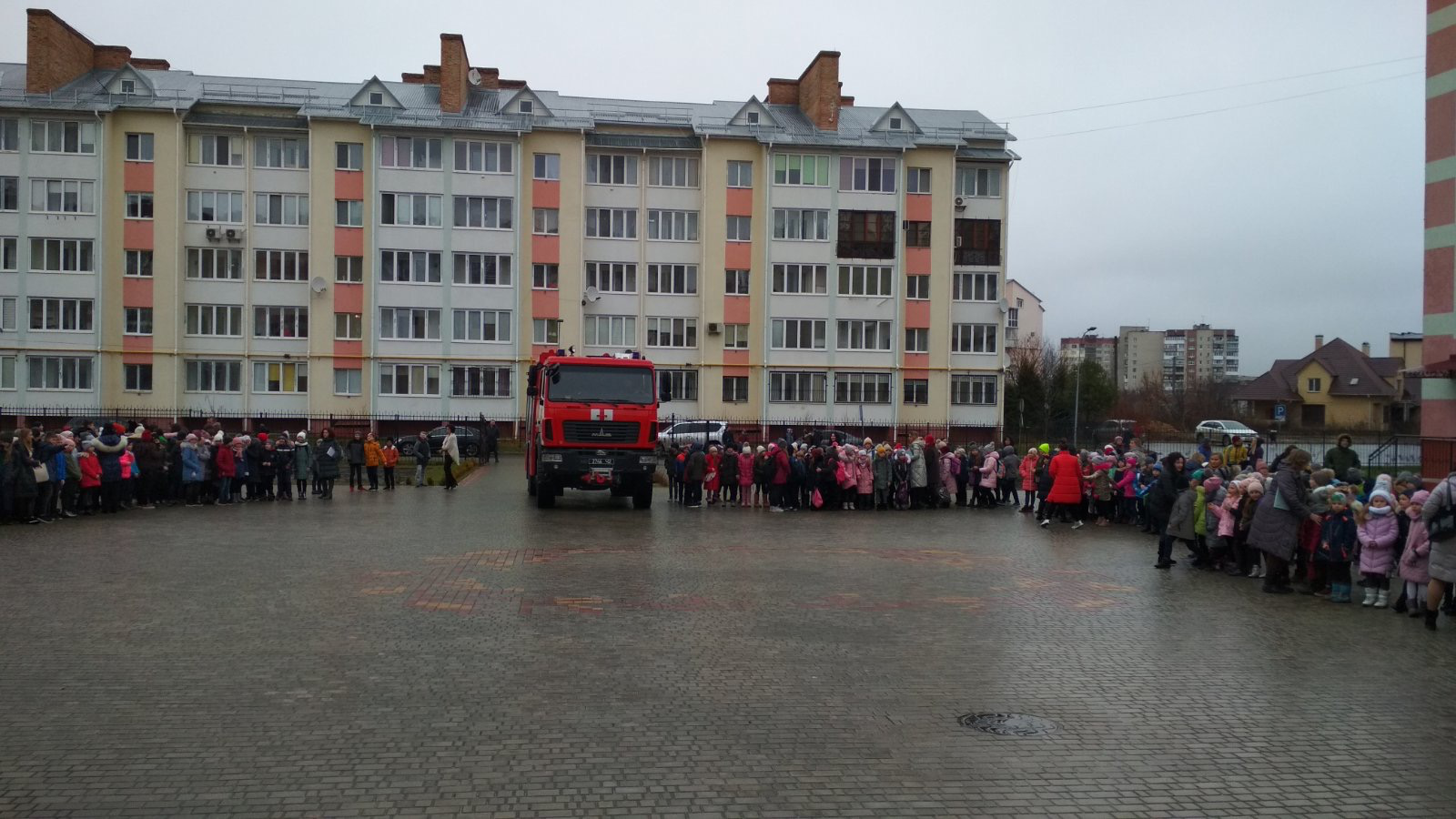 Із луцького ліцею евакуювали учнів і персонал (фото)