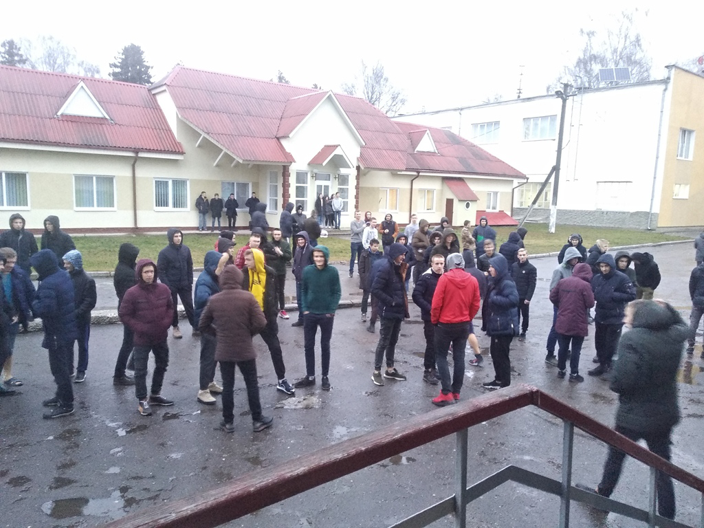 Раптова евакуація із луцького гуртожитку: 190 студентів вивели на вулицю (фото)