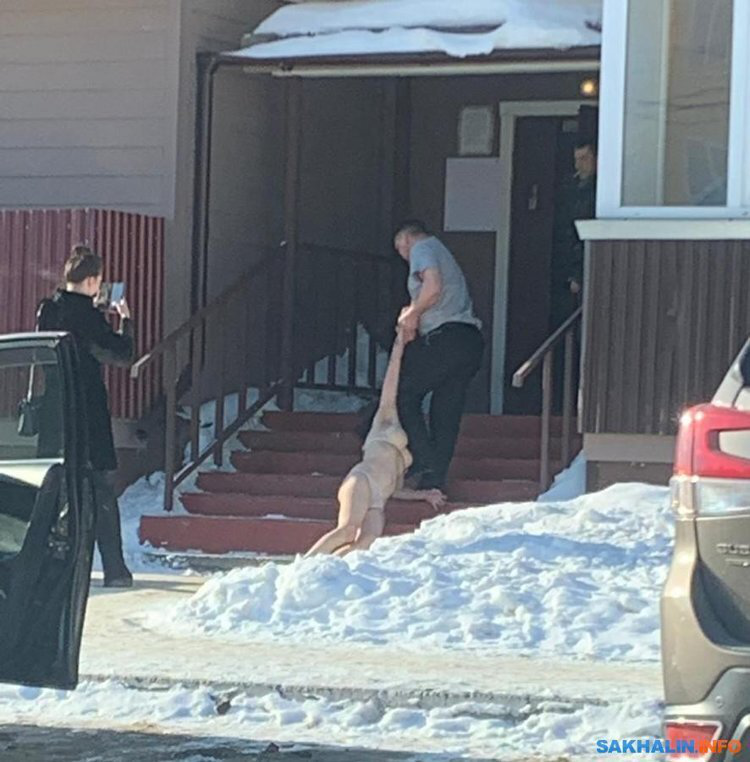 У Росії чоловік тягав свою голу співмешканку по снігу, а сусіди знімали відео