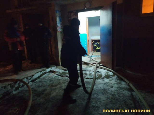 У Луцьку в підвалі багатоповерхівки сталася пожежа: ледь не загинув безхатько