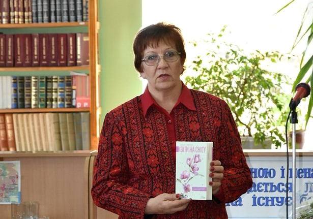 Відома волинська письменниця отримала почесну грамоту від ОДА