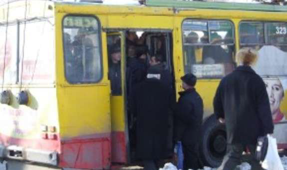 На Харківщині водій тролейбуса побив пасажирів металевою трубою